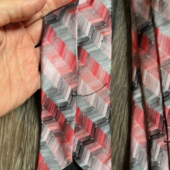 100% Silk Mens Neck Tie Pinks Greys Blacks Geometric Abstract Design - Picture 2 of 2